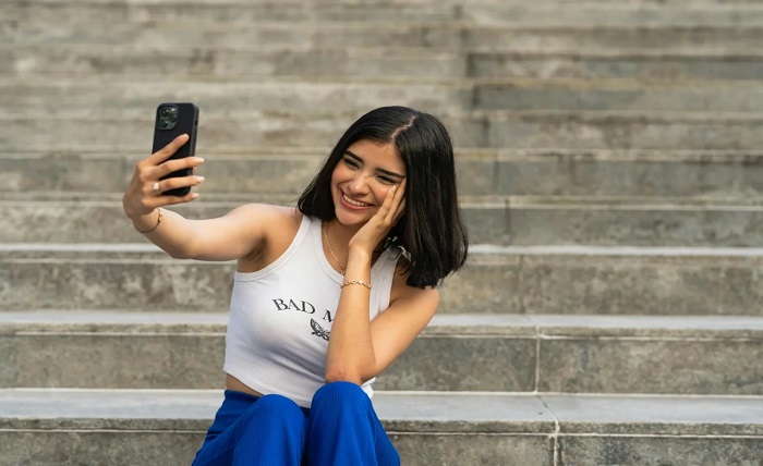girl poses stylish mirror selfie dp